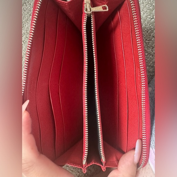 RED PRADA ZIP WALLET - Picture 8 of 10